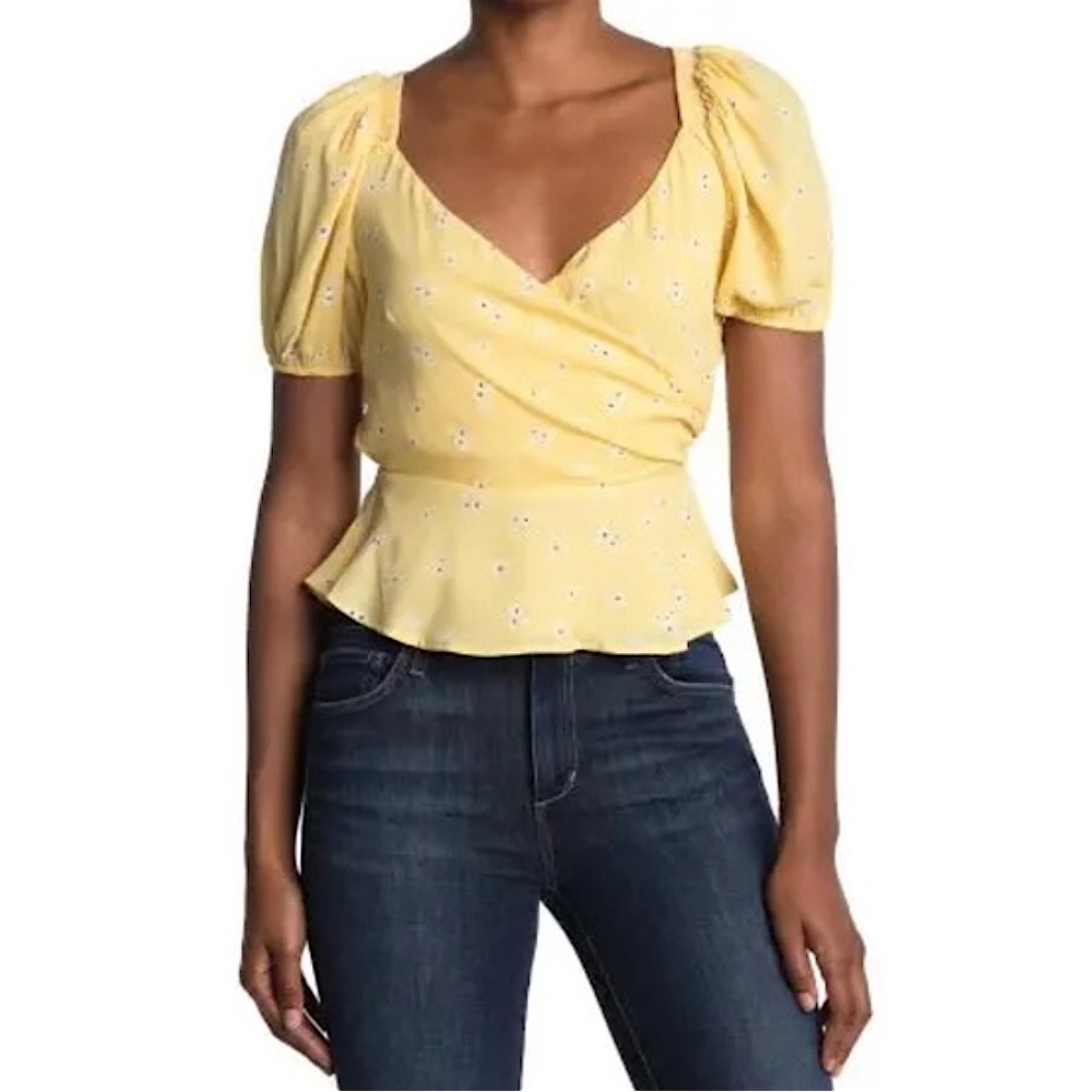 ASTR the label | Women’s Butter Yellow Floral Vneck Ruffle Hem Puff SleeveTop, S